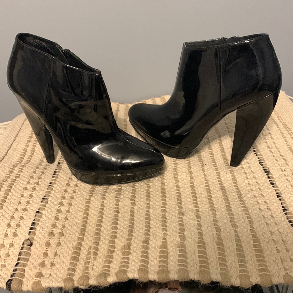 Aldo black patent leather ankle boot .. Size 39